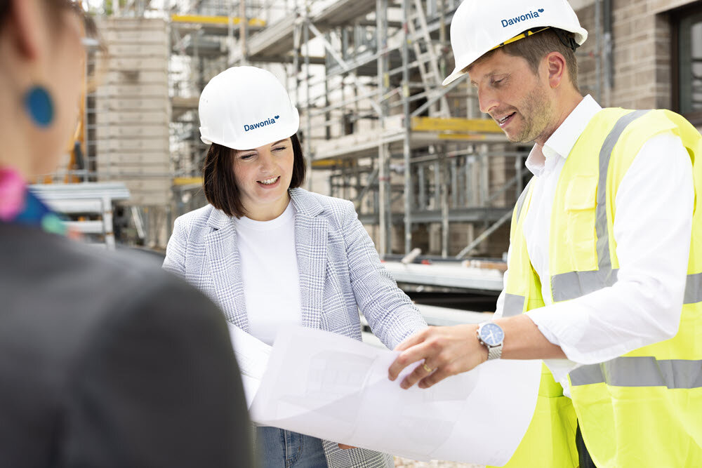 Bauleitung bespricht Bauplan für nachhaltiges Bauen