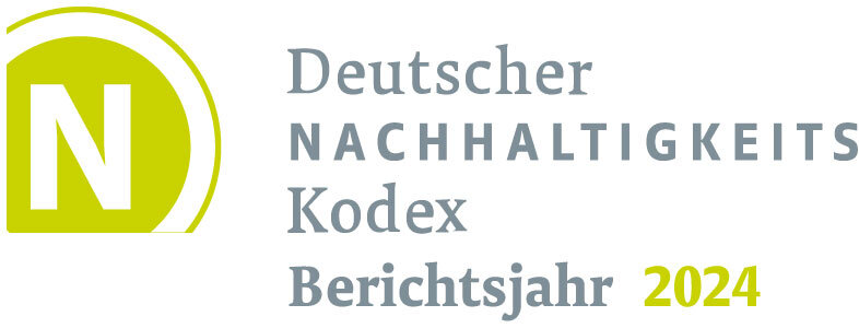 Ein Logo des Deutschen Nachhaltigkeitskodex. Links ist ein großes, weißes 'N' in einem limettengrünen Kreis zu sehen. Rechts daneben steht in grauer Schrift "Deutscher NACHHALTIGKEITS Kodex" und darunter "Berichtsjahr 2024", wobei die Jahreszahl in limettengrün hervorgehoben ist.