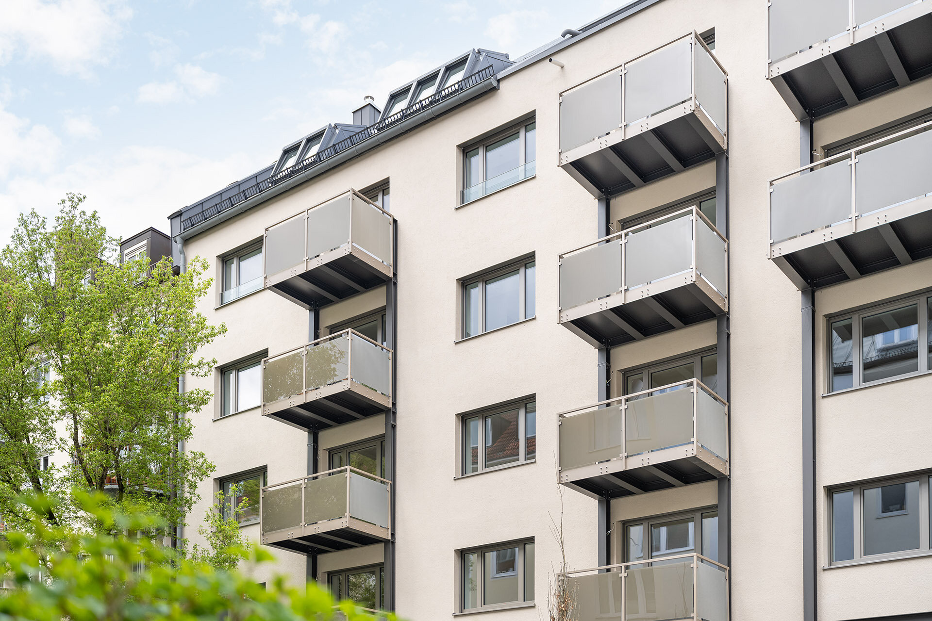 Bohome Komplex Außenansicht: Weiße Fassade mit Südbalkonen