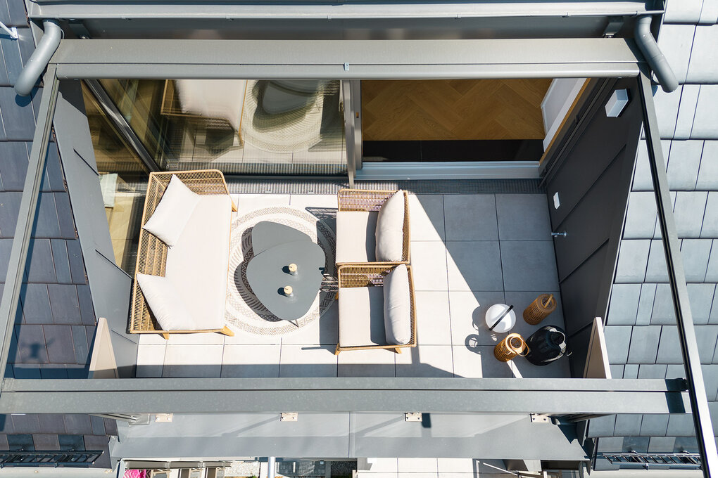Blick von oben auf Balkon mit Loungemöbelset