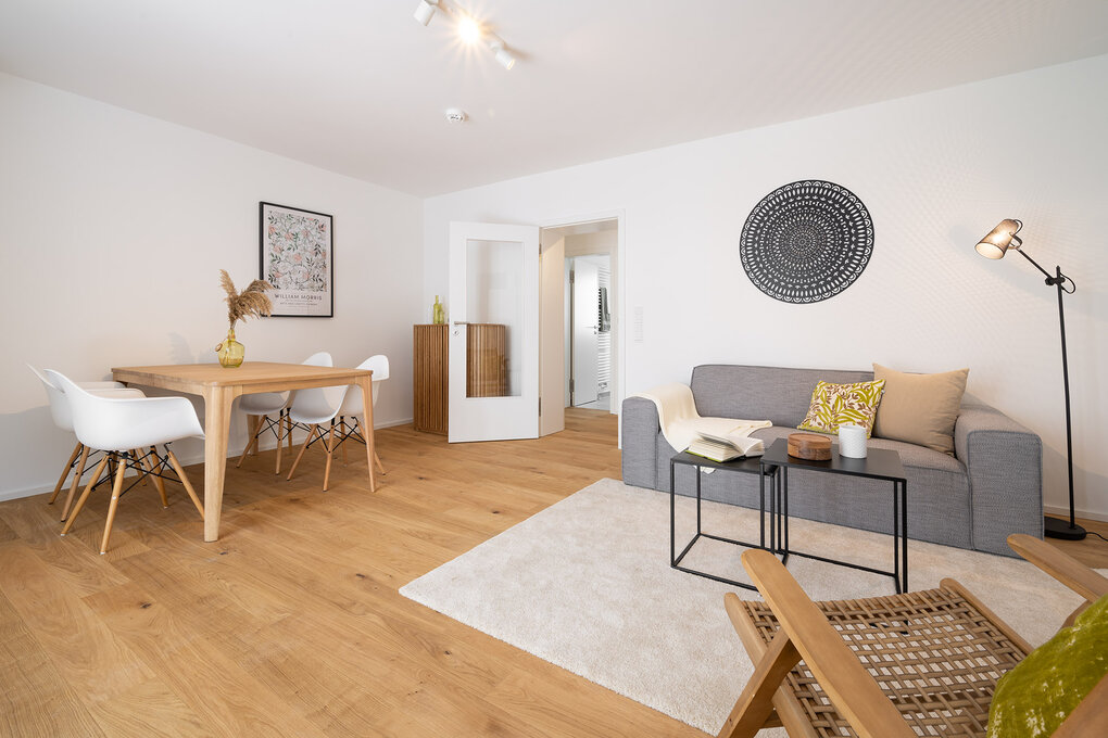 Großes helles und modernes Wohnzimmer mit Wohnlandschaft und Esstisch Platz