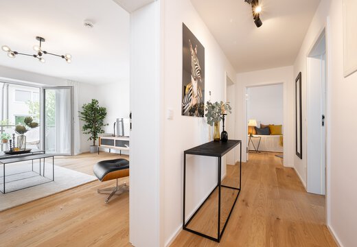 Flur und Wohnzimmeransicht in minimalistischem Einrichtungsstil