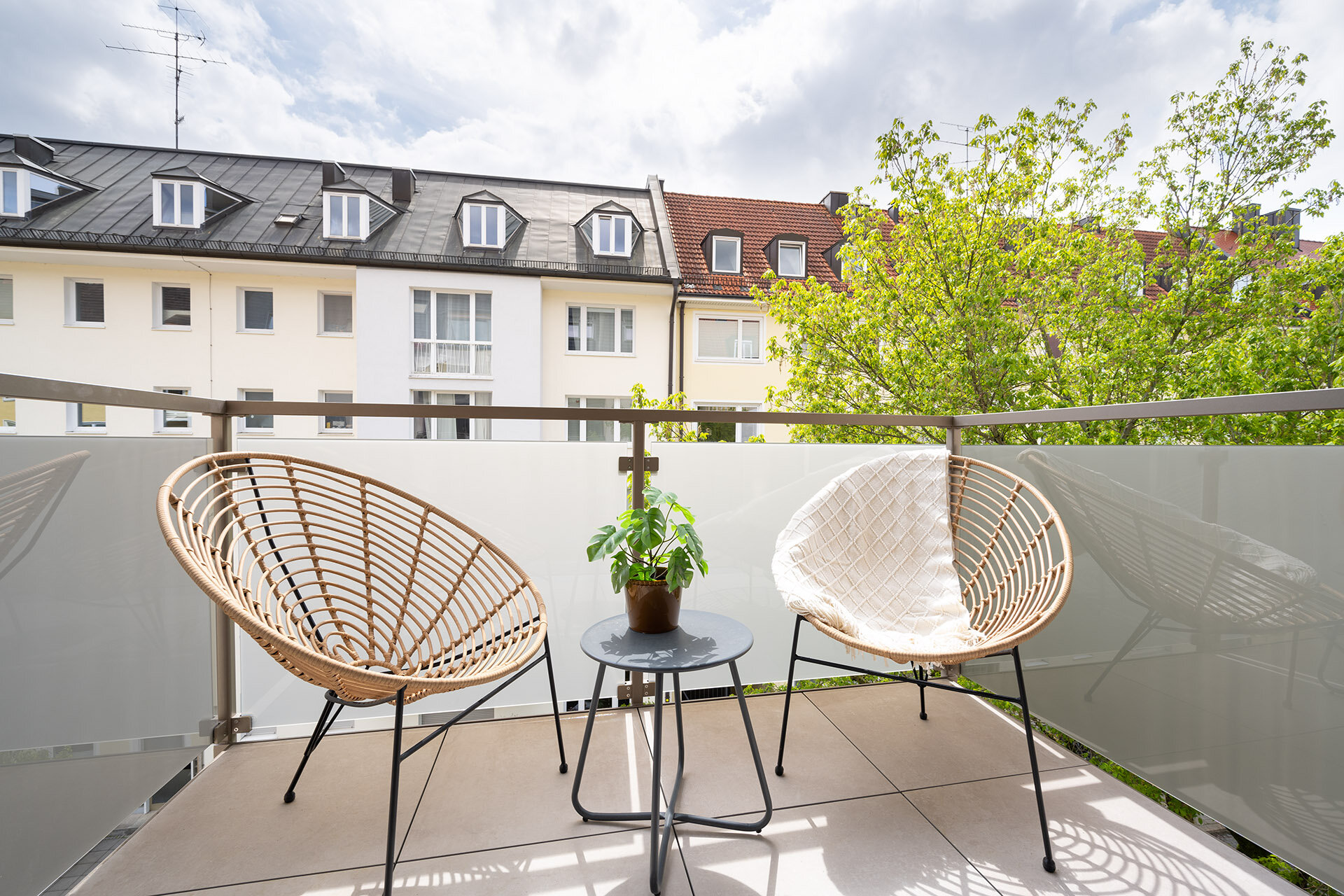 Balkon mit zwei Sesseln und Beistelltisch