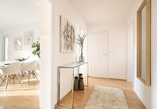 Heller freundlicher Eingangsbereich der Stadtwohnung mit Einblick in das Esszimmer
