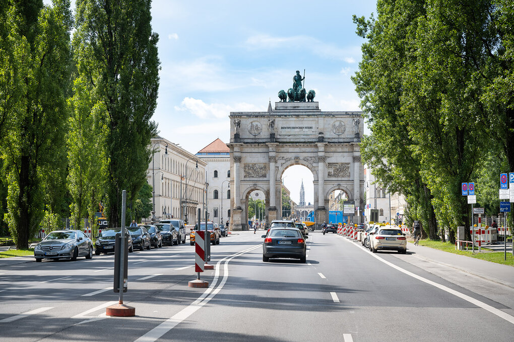Straßenblick auf Siegestor München
