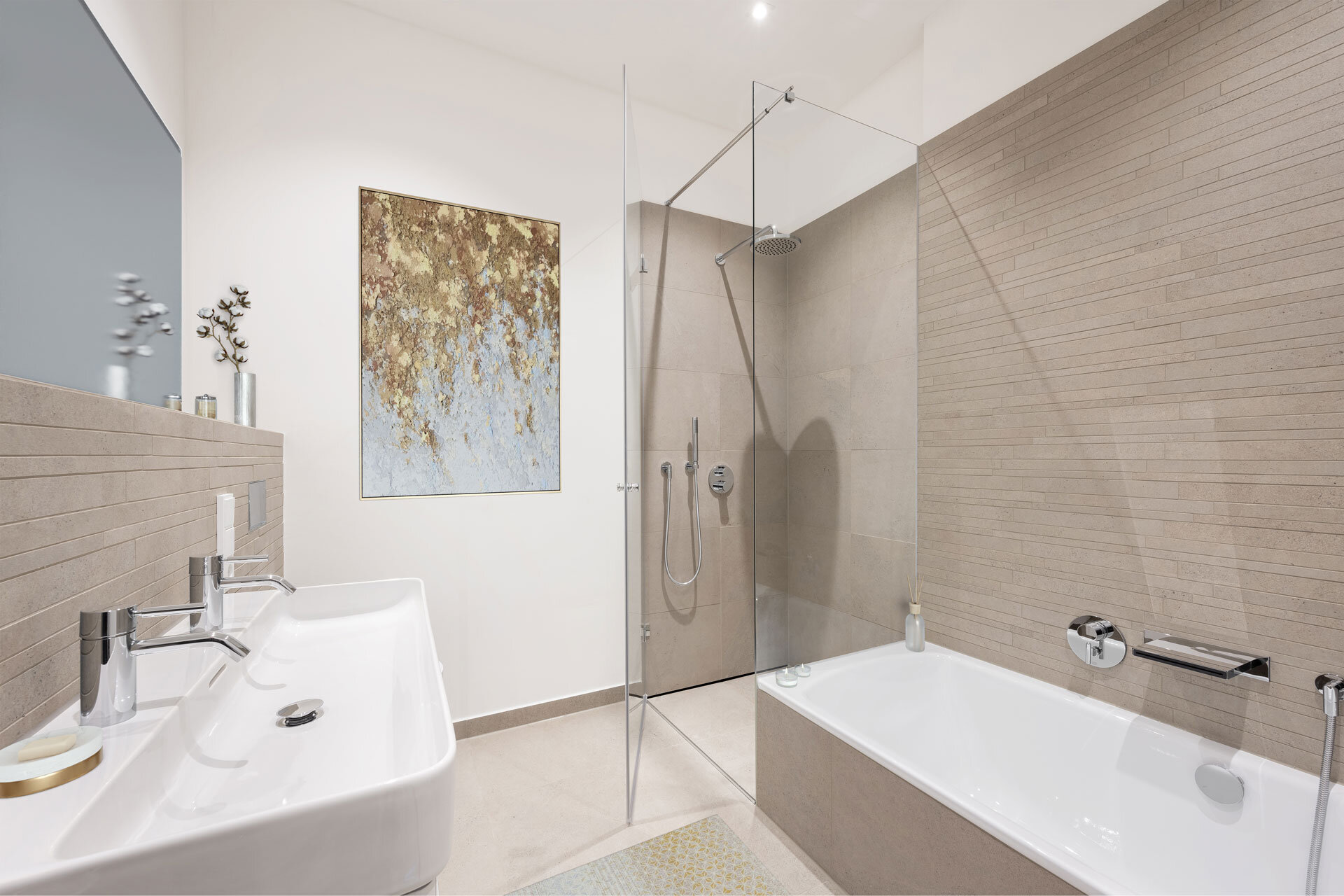 Badezimmer mit ebenerdiger Duschkabine, Badewanne, doppelten Waschbecken und Toilette sowie großer Spiegelfront