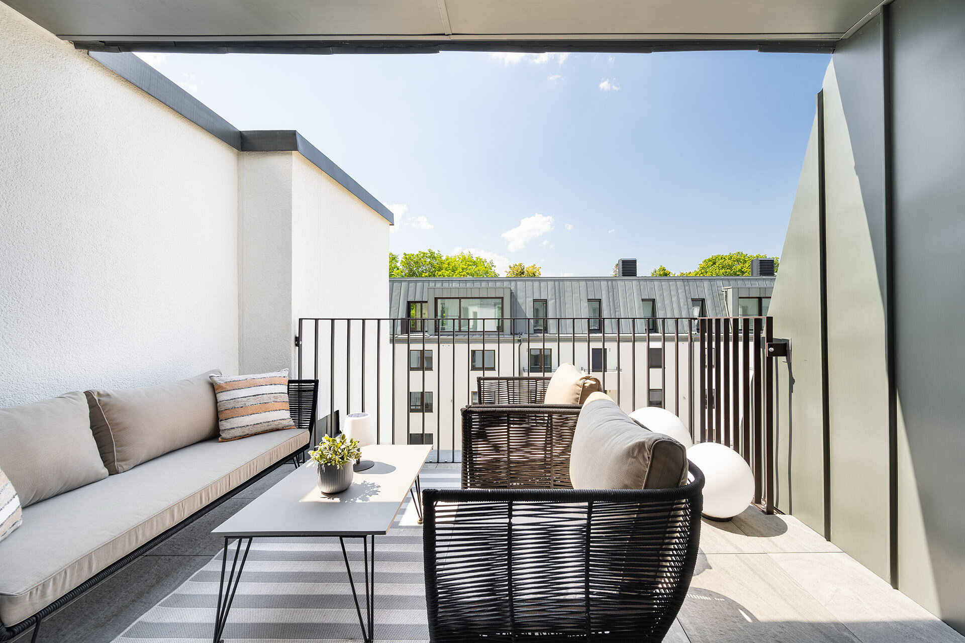 Geräumiger Balkon mit Loungeset