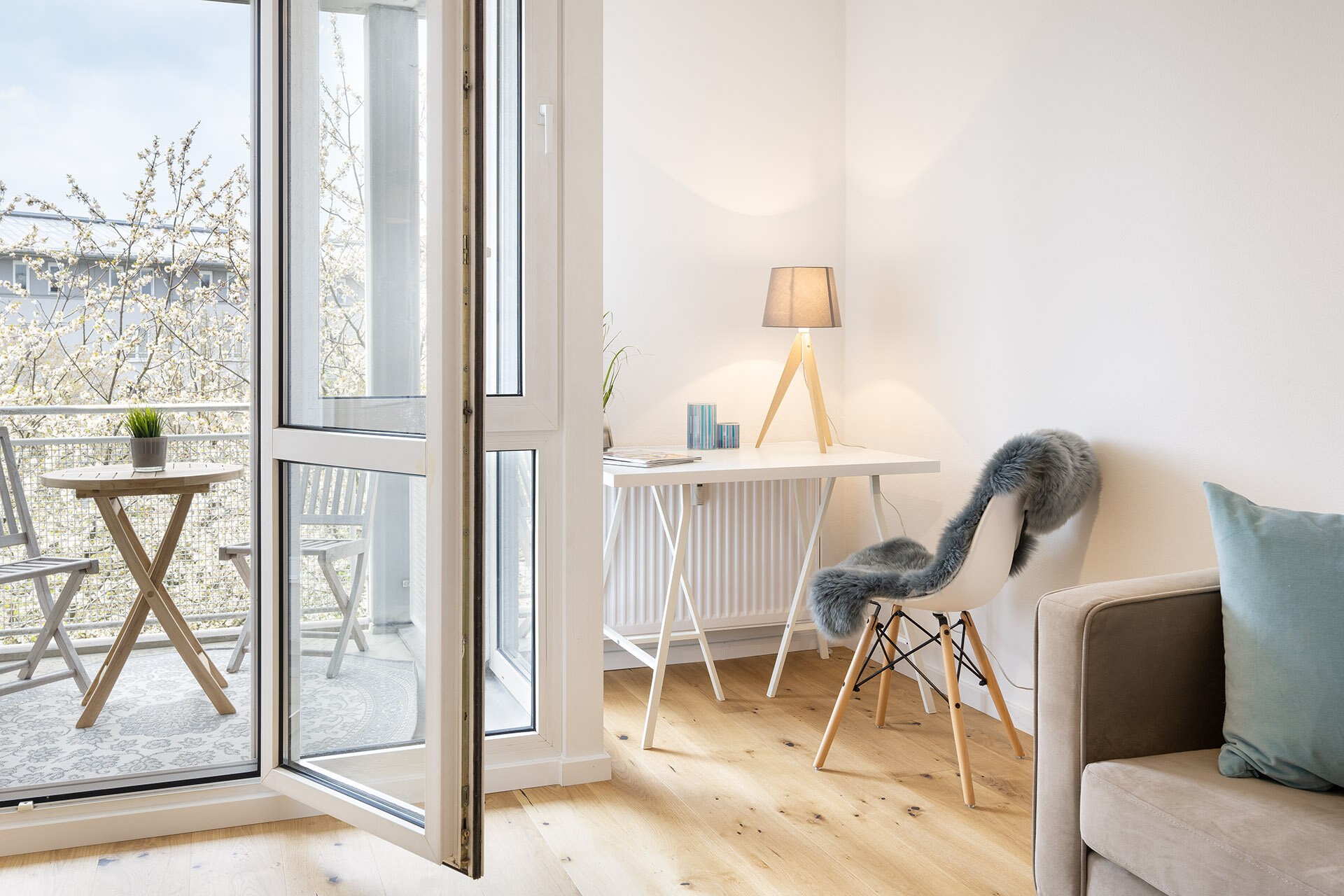 Kleine Schreibtischecke im Wohnzimmer direkt neben den Balkontüren