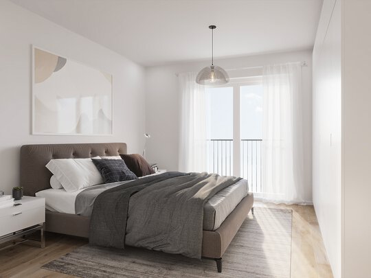 Ein helles Schlafzimmer mit einem großen Doppelbett mit grauem Bettzeug. Über dem Bett hängt ein abstraktes Bild. Links und rechts vom Bett stehen Nachttische mit Lampen. Große Fenster mit weißen Vorhängen lassen viel Tageslicht herein.