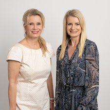 Gemeinsames Frontalfoto von Anja Dieckmann & Vanessa Herzog - Ansprechpartnerinnen vom Verkaufsteam