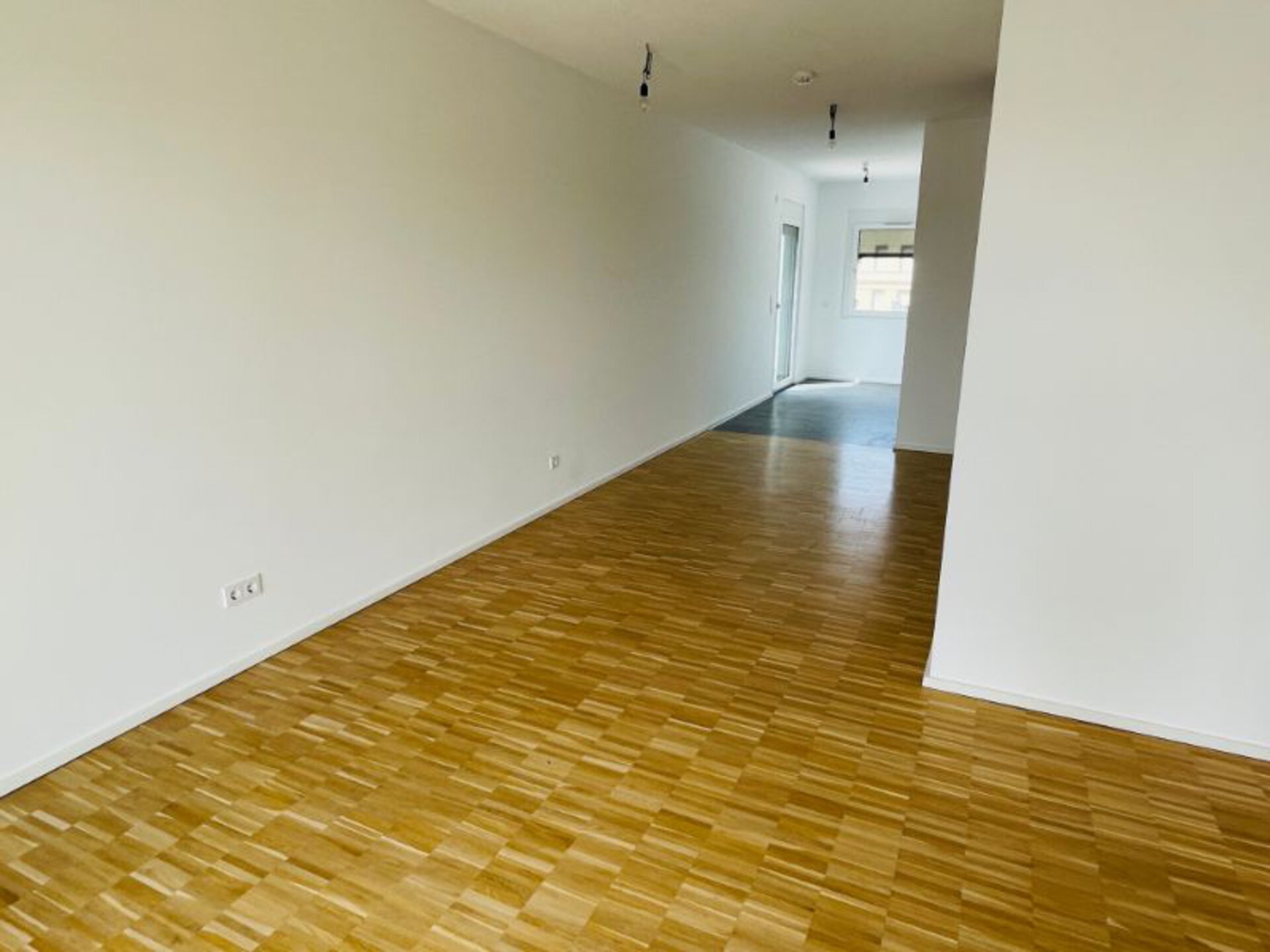 Wohnzimmer mit Blick in den Essbereich | © Dawonia