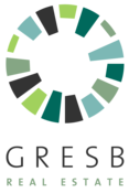 Logo von GRESB Real Estate: Ein kreisförmiges Symbol aus verschiedenfarbigen grünen und blauen Segmenten über dem schwarzen Schriftzug 'GRESB' und dem grünen Zusatz 'REAL ESTATE'.