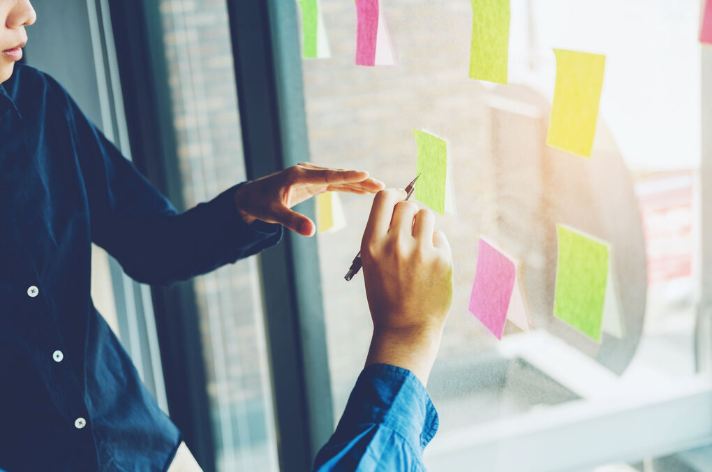 Kollaborative Ideenentwicklung für die Zukunft: Zwei Personen planen mit Haftnotizen.