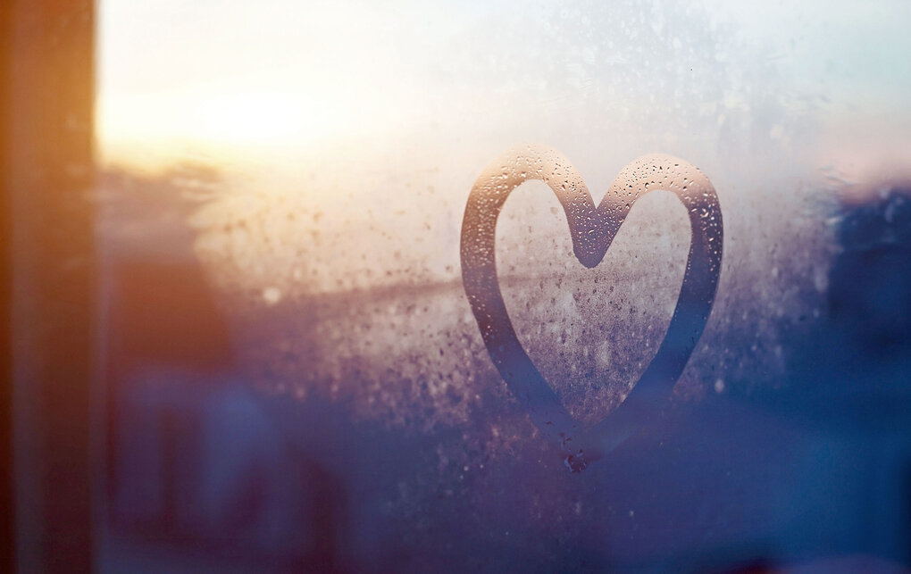Ein Herz auf einer Fensterscheibe - symbolisiert Herzlichkeit und Fürsorge im Mieterservice