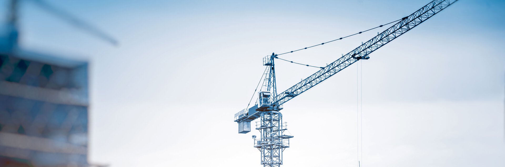 Eine Baustelle mit einem Kran - symbolisiert Wachstum in weiteren Geschäftsfeldern wie Projektentwicklung, An- und Verkauf, energetische Modernisierungen